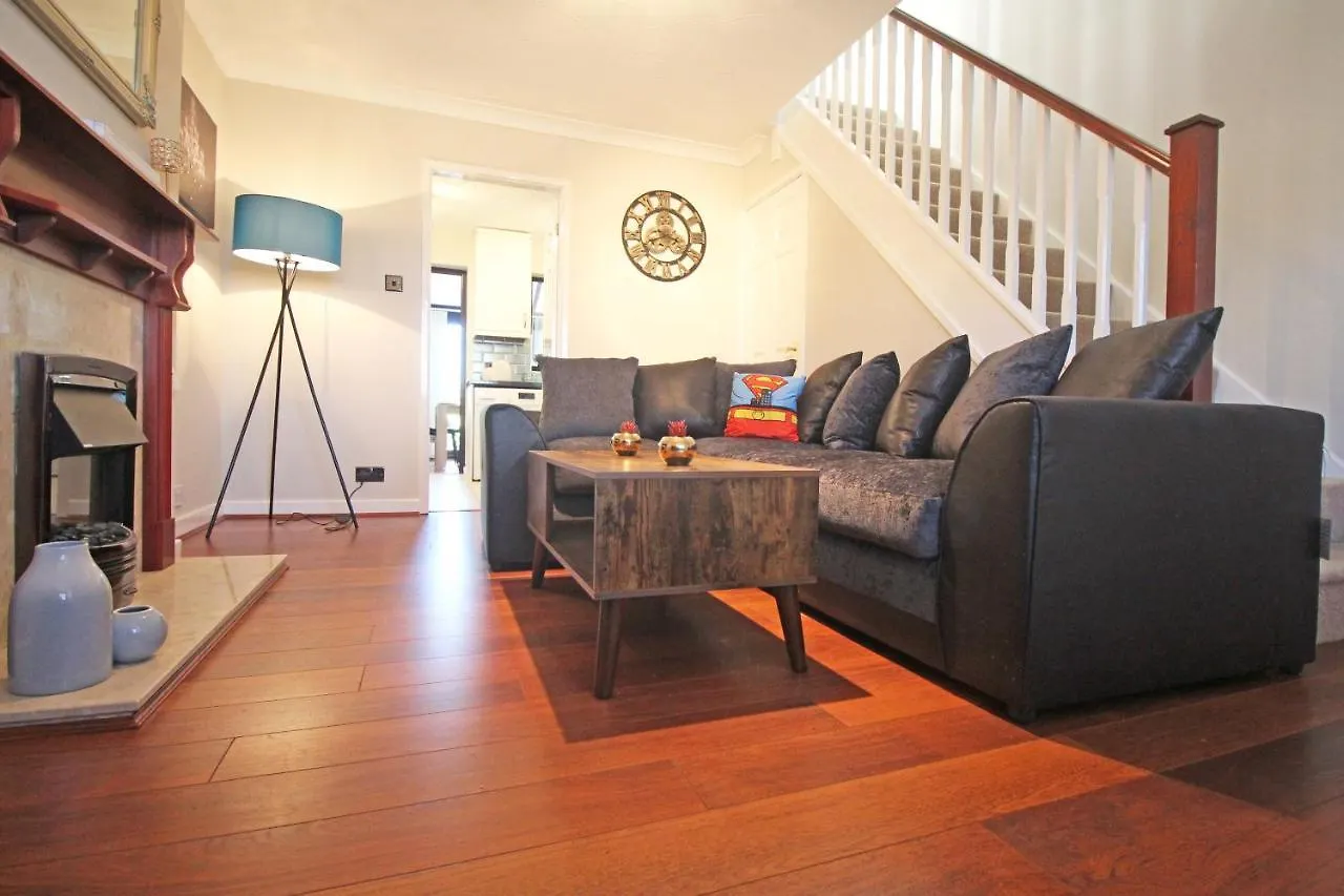 The Barwoods - Modern Spacious Home In Chester - Parking