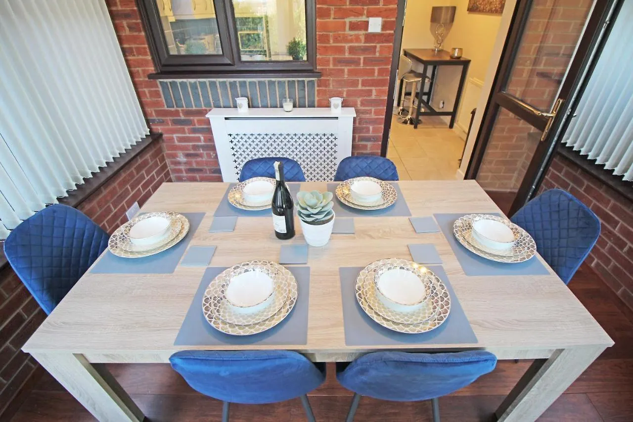 Holiday home The Barwoods - Modern Spacious Home In Chester - Parking United Kingdom