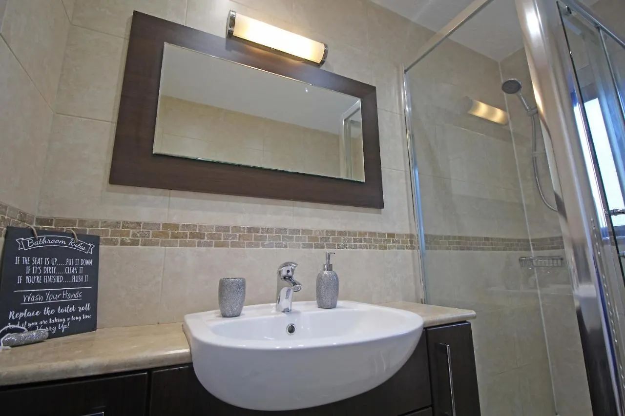 The Barwoods - Modern Spacious Home In Chester - Parking 0*,  United Kingdom